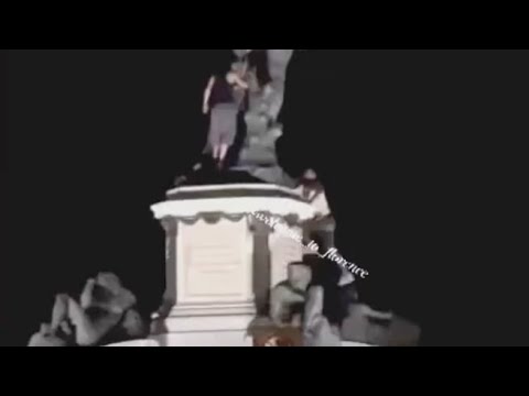 Due giovani si arrampicano sul David di piazzale Michelangelo a Firenze