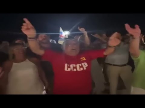 Pugno alzato e maglietta rossa, Totò Cuffaro canta Bella Ciao per «protesta contro Putin»