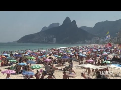 Brasile, ondata di caldo: spiagge affollate anche d’inverno