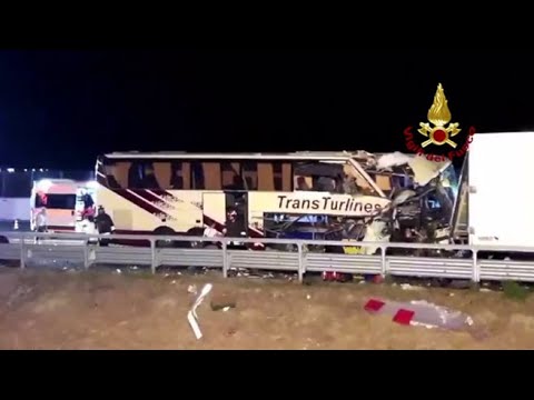 Scontro sulla A4 tra un bus e un camion: tre feriti gravi, chiuso il tratto autostradale