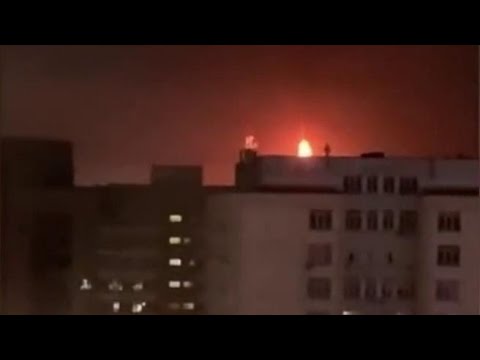 Il boato e le fiamme: il video dell’abbattimento del drone ucraino su Mosca, questa notte
