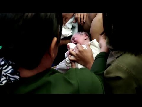 Parto su un volo Kbz in Myanmar: i passeggeri aiutano la donna a far nascere la bambina
