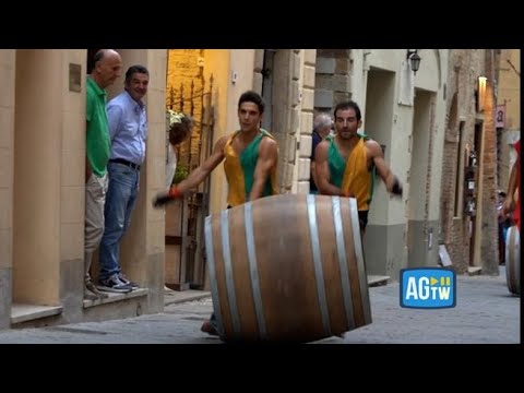 La corsa delle botti a Montepulciano, in migliaia in piazza
