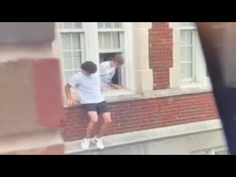«Uomo armato nel campus»: gli studenti dell’università del North Carolina si lanciano dalle…