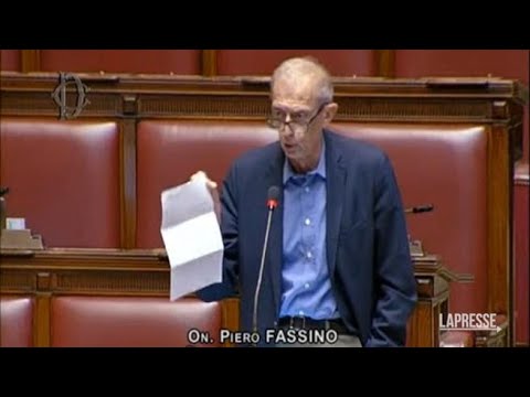 Fassino mostra in Aula il cedolino della sua indennità da parlamentare: «Non è uno stipendio…