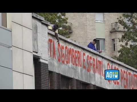 A Milano sgomberato edificio che sarà adibito a moschea, occupanti salgono sul tetto per protesta