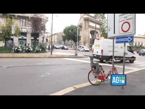 Milano, ciclista travolta e uccisa da un camion. Una testimone: «Ha dato una botta al mezzo per…