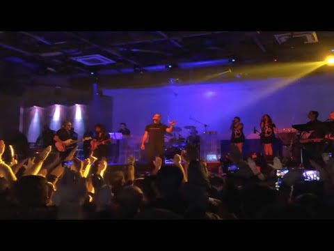 Il video di Marcello De Angelis che canta una canzone che inneggia a Mussolini