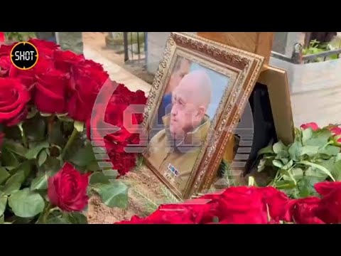 Funerali in forma privata per Prigozhin: le immagini della sua tomba nel cimitero di San…