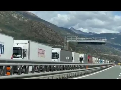 Una chilometrica carovana di tir sull’A5 per transitare nel tunnel del Monte Bianco: attesa…