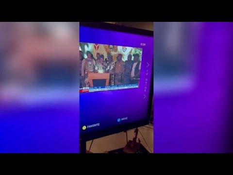 Una donna apprende in diretta tv del colpo di Stato in Gabon: grida di stupore