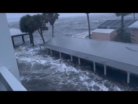 L’uragano Idalia arriva in Florida: edifici immersi nell’acqua durante la tempesta