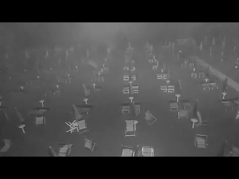 Fortissima tromba d’aria si abbatte nella notte a Jesolo e distrugge una porzione di spiaggia