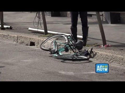 Milano, un’altra ciclista gravissima dopo un incidente: auto si ribalta e la travolge