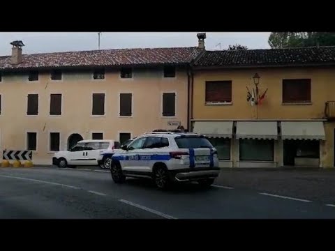 Pordenone, ex militare asserragliato in casa: le immagini