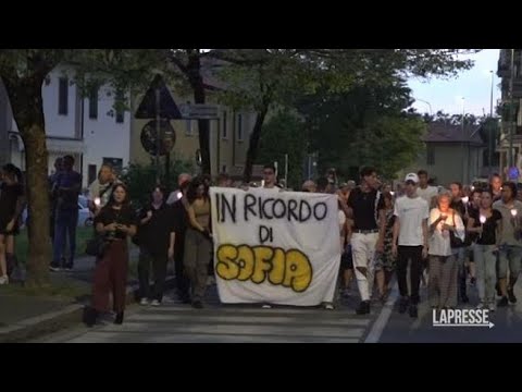A Cologno Monzese rabbia e urla alla fiaccolata per Sofia Castelli, uccisa dall’ex fidanzato