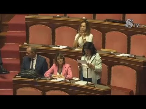 La senatrice del M5S ride mentre la sua collega parla della drammatica situazione nelle carceri
