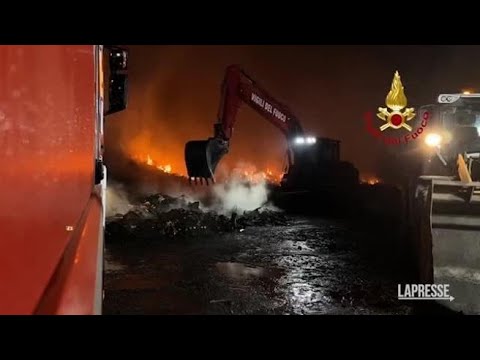 Vigili del fuoco ancora al lavoro per spegnere gli ultimi roghi nella discarica di Ciampino