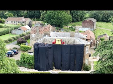 Gli attivisti di Greenpeace hanno coperto con un drappo nero la casa del premier britannico…