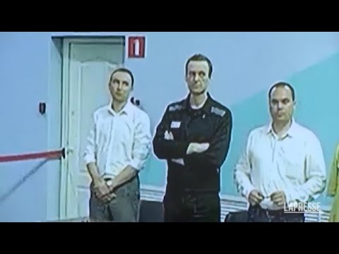 Il video della lettura della sentenza di Aleksey Navalny: viso tirato ma anche qualche sorriso