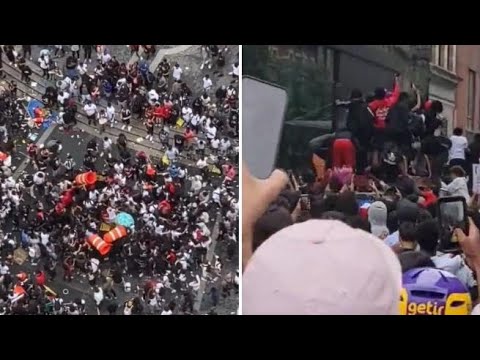 Uno youtuber a New York regala PlayStation e computer in omaggio e in piazza si scatena il caos