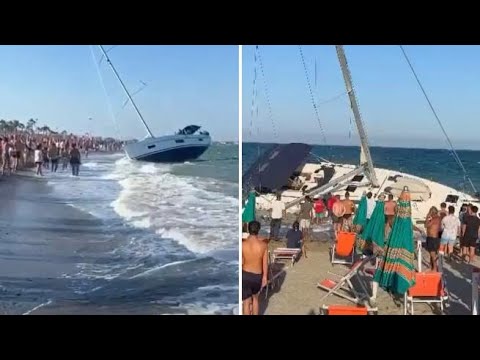 Una barca a vela è finita in secca sul bagnasciuga di un lido a Cirò Marina