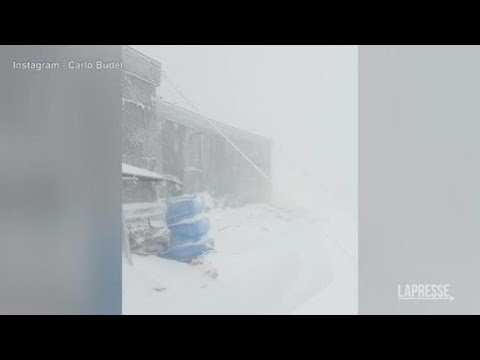 Neve in agosto e -6 gradi sulle Dolomiti, il video da un rifugio sulla Marmolada