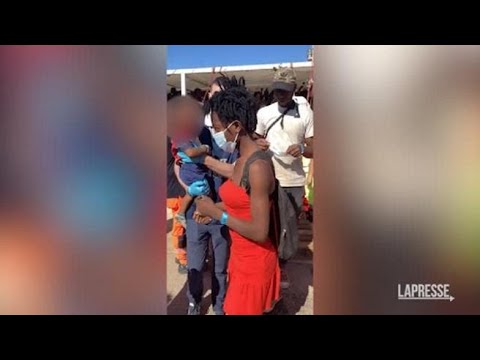 Migranti, Open Arms sbarca a Brindisi con 195 persone a bordo