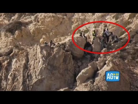 Lampedusa, le immagini dei migranti bloccati da due giorni sugli scogli dopo il naufragio