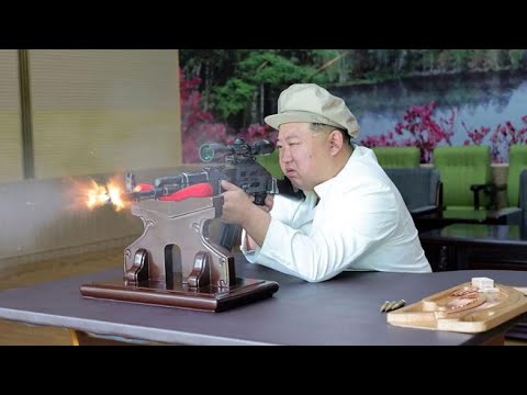 Kim Jong-un visita le fabbriche di armi: imbraccia il fucile e chiede più produzione