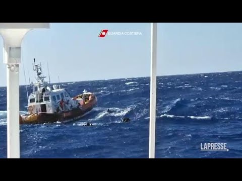 Lampedusa, i difficili soccorsi della Guardia Costiera: migranti in mare in balia di onde…