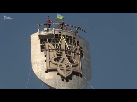 Rimossi la falce e il martello sovietici dalla Statua della Madrepatria di Kiev