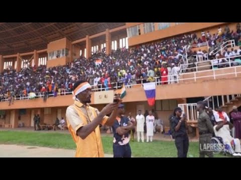 In Niger bandiere russe e applausi per i militari golpisti