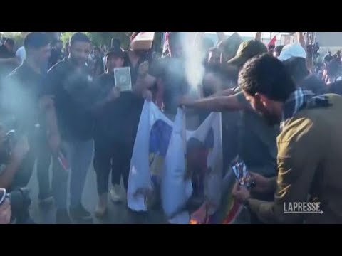 A Baghdad i manifestanti hanno bruciato la bandiera della Svezia