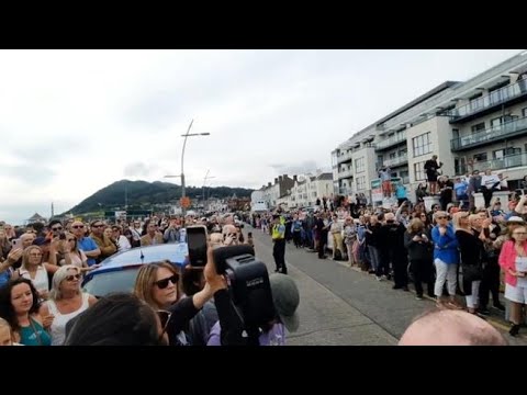Migliaia di fan intonano i successi di Sinead O’Connor all’esterno della sua casa a Bray, in…