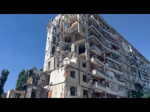 Così i russi bombardano gli edifici civili e fanno vittime anche tra i soccorritori con le…
