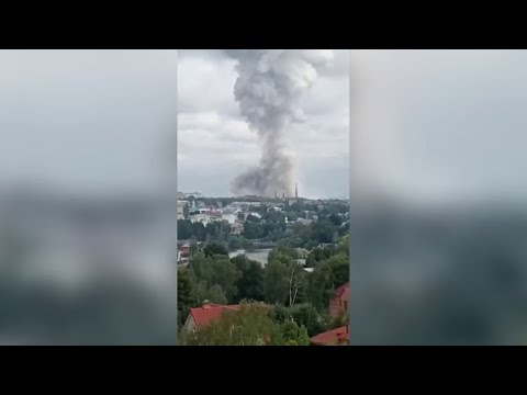 Grossa esplosione vicino a Mosca: le immagini della colonna di fumo