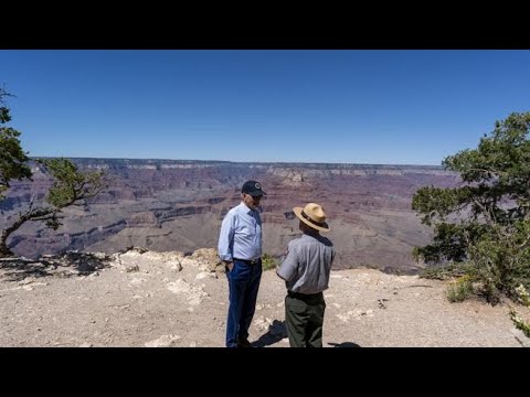 Biden visita il Grand Canyon e scherza coi giornalisti: “Non saltate”