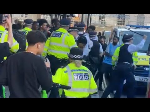 Violenti scontri a Londra, la polizia: «Sventata una razzia organizzata sui social»