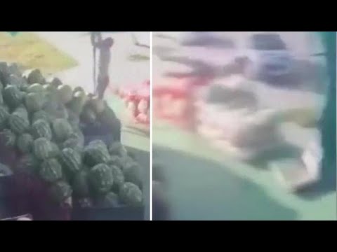 Vento fortissimo in Turchia, un uomo vola via mentre cerca di chiudere l’ombrellone