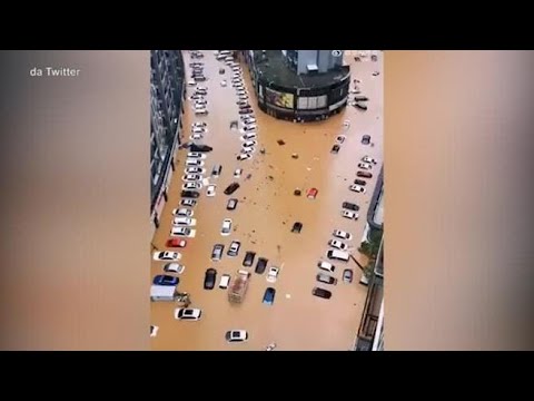 La Cina è stata investita dal tifone Doksuri: auto sommerse dall’acqua nel Fujian