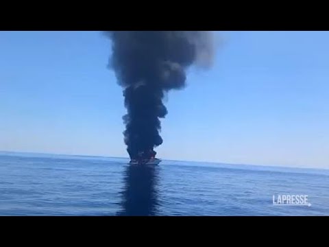 Livorno, barca brucia e cola a picco: salve le nove persone a bordo