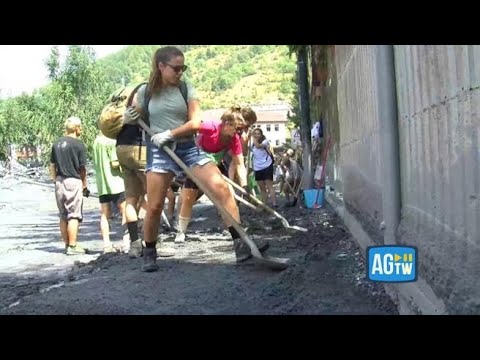 Bardonecchia, giovani volontari con le pale per liberare strade e abitazioni dal fango