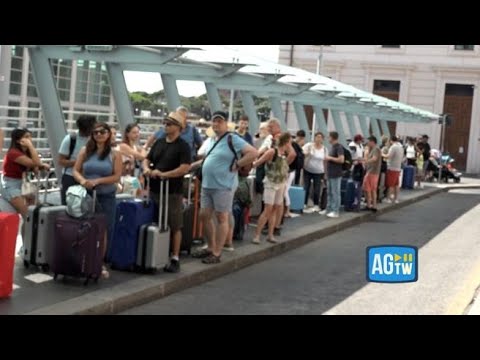 A Roma taxi introvabili e turisti in coda sotto il sole per ore. I tassisti esasperati: «È…