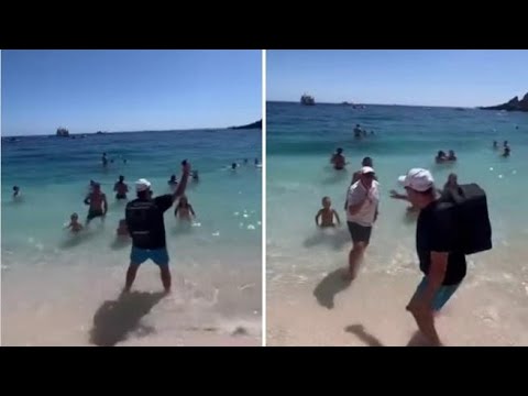 Metroman cacciato da una spiaggia della Sardegna, cantava «Sarà perché ti amo» a volume troppo…