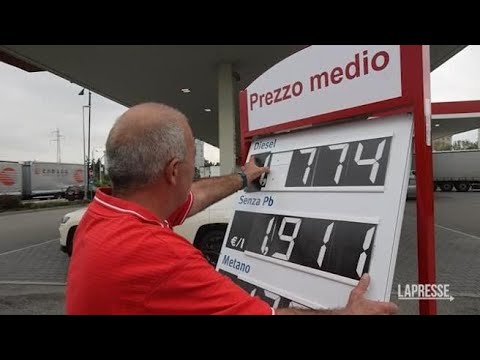 Milano, i distributori di benzina espongono i prezzi medi