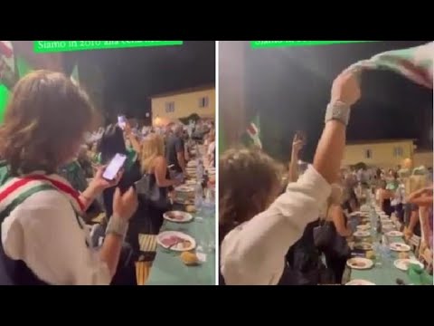 Gianna Nannini sventola il fazzoletto verde alla cena della Contrada dell’Oca per il Palio di…