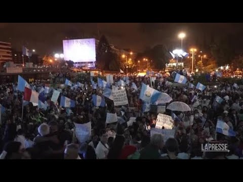 Guatemala, presidente Arévalo sotto indagine: migliaia di persone in protesta