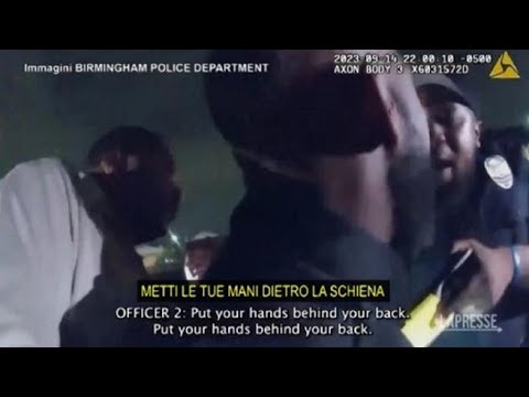Direttore di una banda musicale si rifiuta di fermare la musica: poliziotto lo stordisce con il…