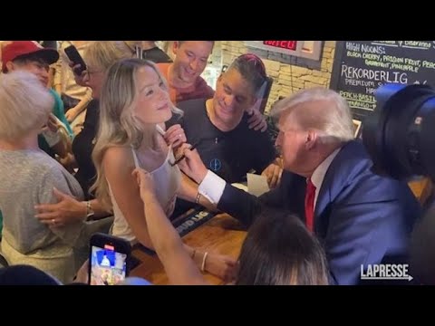 Trump, in un pub a Bettendorf, autografa il top di una supporter